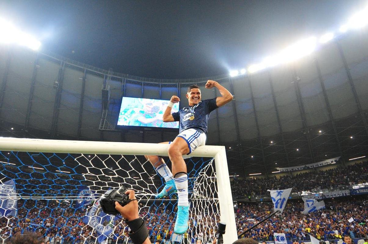 Cruzeiro levanta a taa da Srie B e faz festa no Mineiro