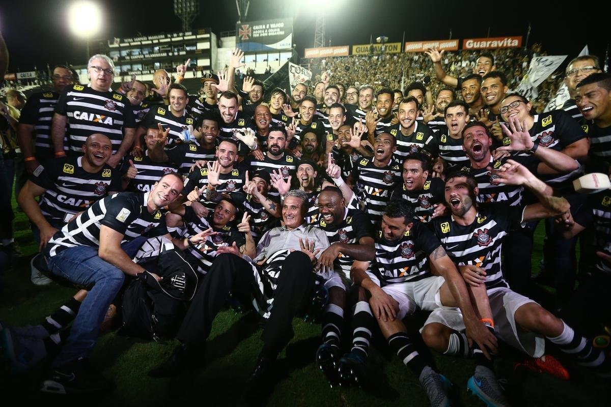 2015 - Corinthians era o líder, com 50 pontos, cinco a mais que o Atlético. Time paulista foi campeão, com 81 pontos.