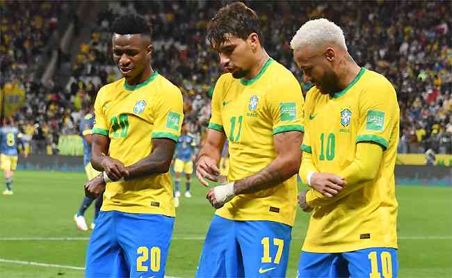 Lucas Paquet (centro) marca e comemora com dancinha ao lado de Vinicius Jr. e Neymar