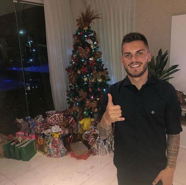 Nathan mostrou a rvore cheia de presentes