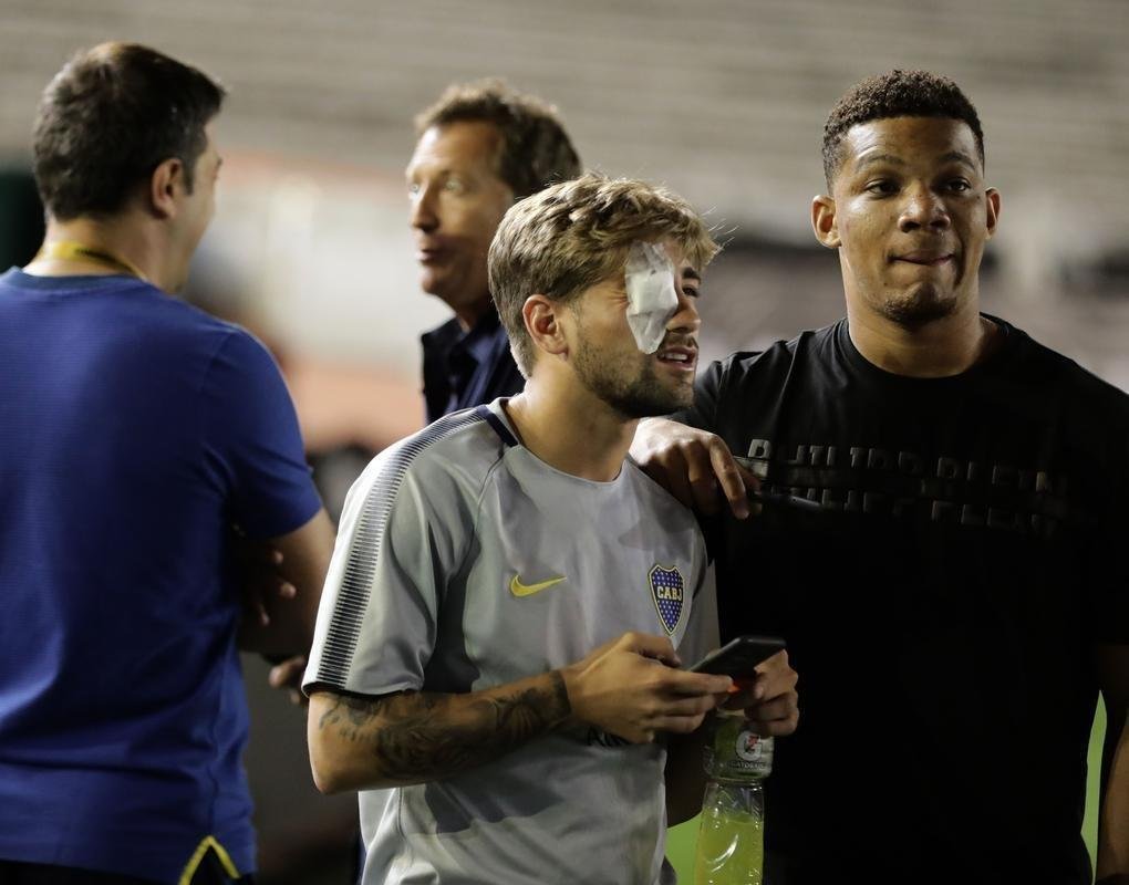 Depois do adiamento da final da Libertadores, jogadores de River Plate e Boca Juniors estiveram no gramado do Monumental de Nez e trocaram algumas palavras amistosas