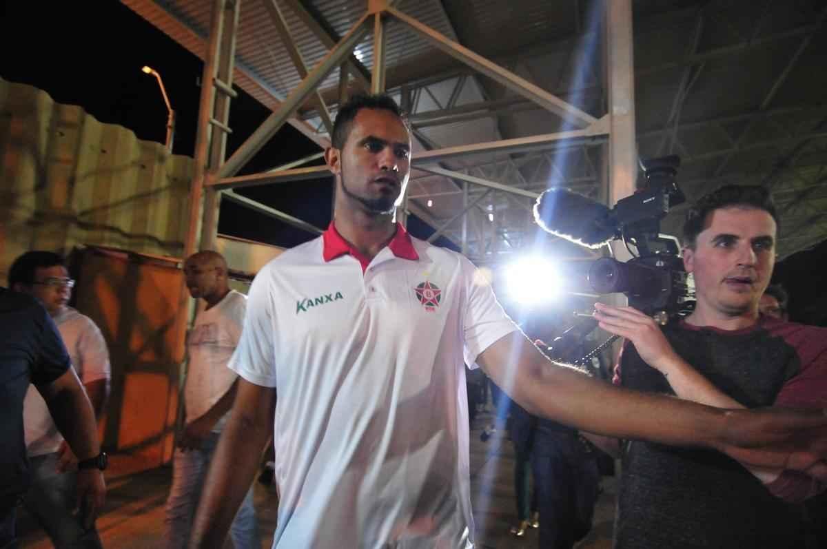 Goleiro Bruno foi ao jogo do Boa Esporte contra o Arax, pelo Mdulo II do Mineiro, e recebeu tratamento de celebridade no Estdio Dilzon Melo, em Varginha. Tirou fotos e foi abraado por torcedores