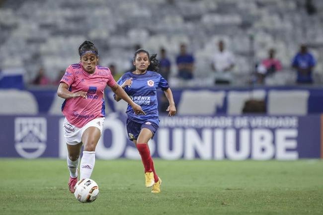Em preliminar de Cruzeiro x Ituano pela Srie B, o time feminino da Raposa, conhecido como Cabulosas, goleou o Araguari por 8 a 0 pela terceira rodada do Campeonato Mineiro Feminino. Equipe cruzeirense estreou o uniforme rosa, confeccionado pela Adidas em homenagem  campanha Outubro Rosa, de conscientizao contra o cncer de mama