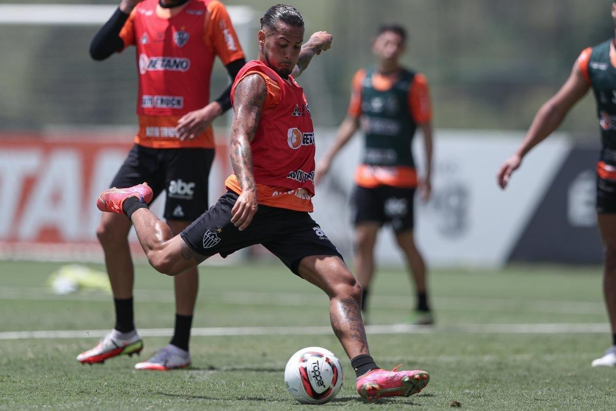 Com seriedade, mas tambm descontrao, o Atltico treinou sob sol forte na manh desta sexta-feira (21), na Cidade do Galo, em Vespasiano. Este foi o quinto dia de pr-temporada para o clube mineiro em 2022, sob o comando do tcnico argentino Antonio 'El Turco' Mohamed. Novas baixas, o volante Allan e o atacante Keno testaram positivo para COVID-19 e no participaram das atividades (ambos cumprem perodo de sete dias de isolamento social).