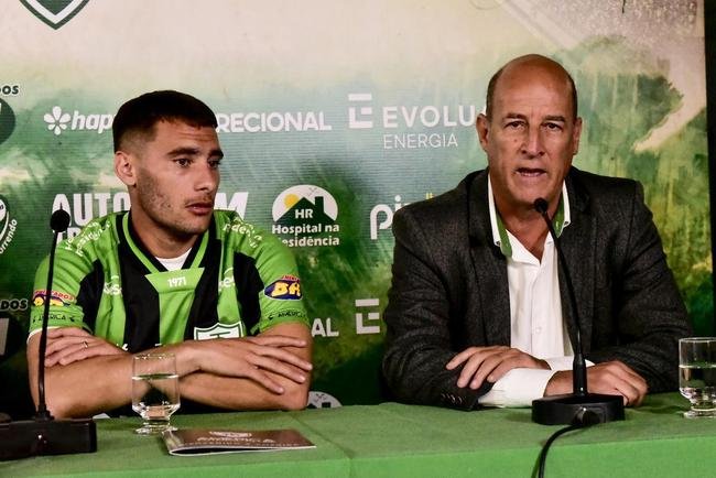 O meia argentino Emmanuel Martinez foi apresentado pelo Am�rica nesta ter�a-feira (16/8), em evento realizado no Mercado Central, em Belo Horizonte. 