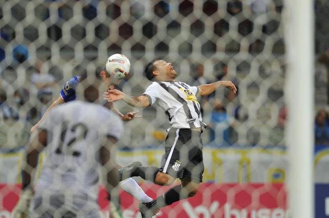 Edu marcou o gol da vitria do Cruzeiro sobre o Democrata-GV no ltimo minuto e mostrou novamente poder de deciso