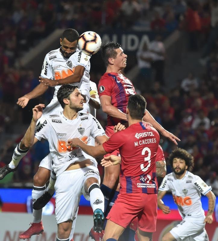Fotos do duelo entre Cerro Porteo e Atltico, em Assuno, pela Copa Libertadores
