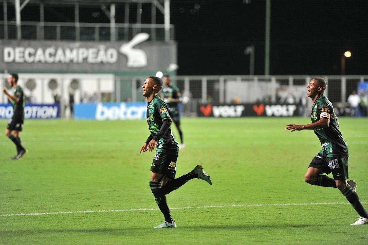 Ademir, de pnalti, ampliou para o Amrica sobre o Grmio: 2 a 0