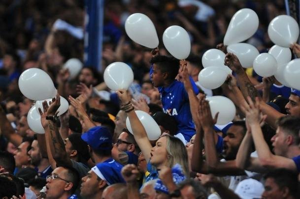 Da ansiedade  festa: torcedores do Cruzeiro foram  loucura no Mineiro