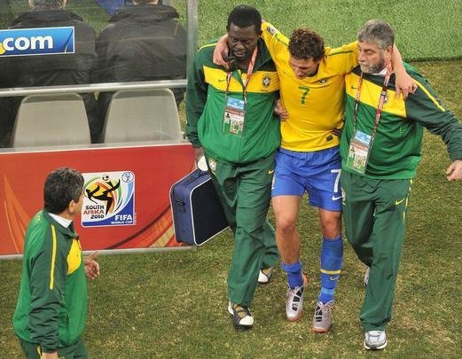 Copa do Mundo de 2010 (África do Sul) - O meio-campista Elano se machucou na partida diante da Costa do Marfim, na fase de grupos, e desfalcou a Seleção Brasileira no restante da competição.