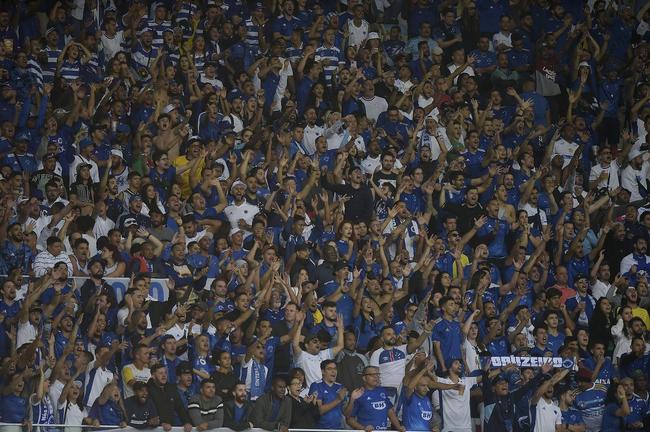 Fotos da torcida do Cruzeiro no Maracanã no jogo com o Vasco pela Série B