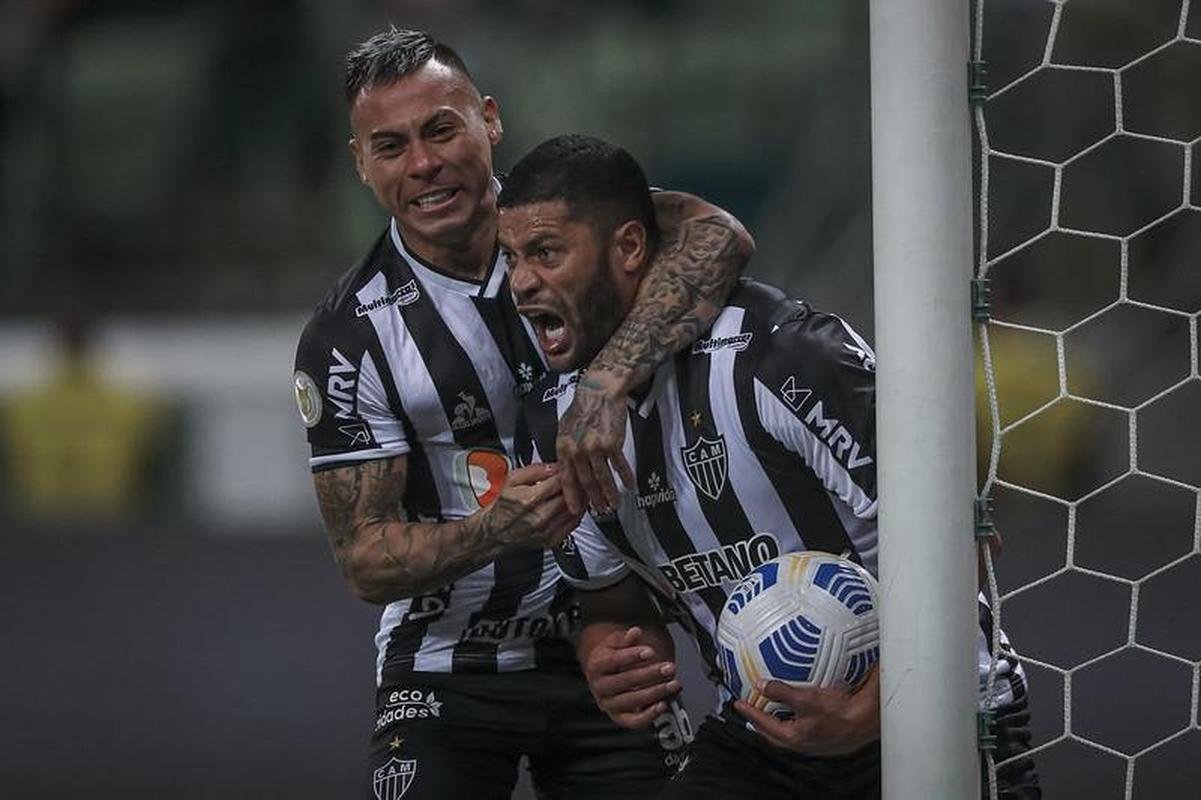 Hulk empatou novamente o jogo para o Atltico: 2 a 2