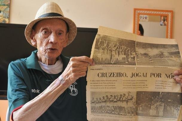 Recortes de jornais, revistas e a prpria memria de Nogueirinha contam parte da histria do Cruzeiro (fotos: Jair Amaral/EM D.A Press)