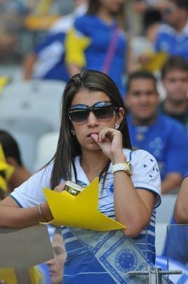 Torcida cruzeirense comea a festa dentro do estdio antes da partida decisiva contra o Grmio