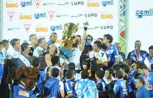 Em 2011, Fábio levantou o troféu de campeão mineiro sobre o rival Atlético.