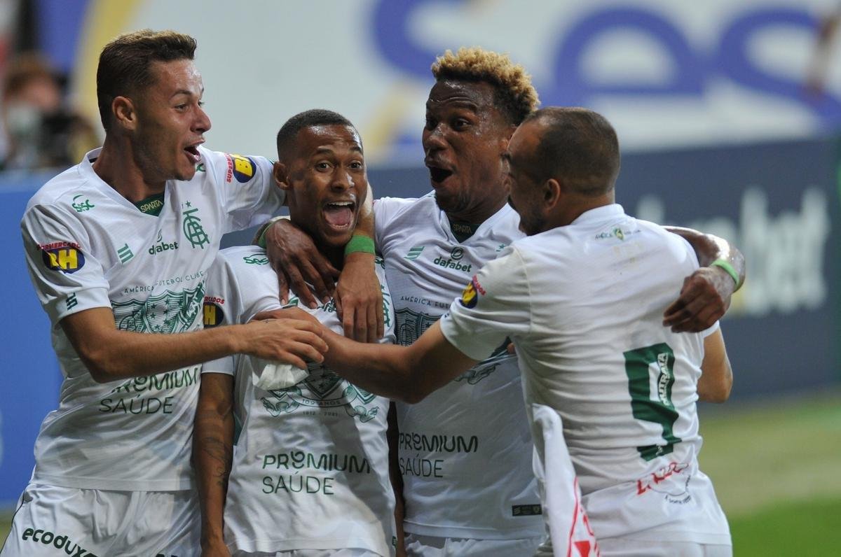Fotos do clssico de ida da semifinal do Campeonato Mineiro, entre Cruzeiro e Amrica, no Mineiro, em Belo Horizonte