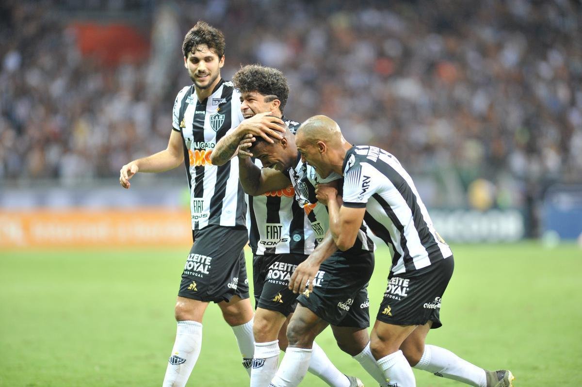 Marquinhos abriu o placar para o Atltico em chute cruzado: 1 a 0