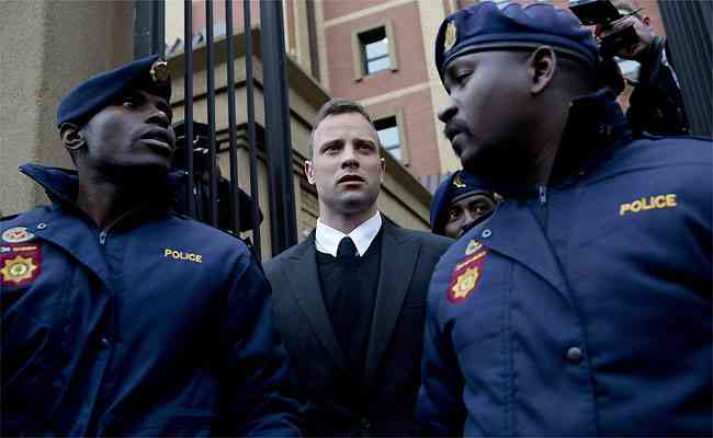 Oscar Pistorius deixa tribunal em Pretria escoltado por policiais: benefcio pela legislao 