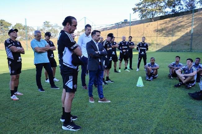 Nesta tera-feira (26), Cuca foi apresentado como treinador do Atltico - pela terceira vez na carreira. Primeiro, foi saudado pelo diretor de futebol Rodrigo Caetano e concedeu entrevista coletiva na sala de imprensa da Cidade do Galo. Depois, comandou o primeiro treino com o elenco no CT, j pensando no confronto contra o Internacional, pelo Campeonato Brasileiro.
