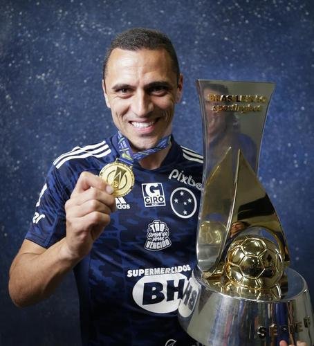 Rômulo: aos 35 anos, o lateral-direito busca um clube para dar sequência na carreira após fim do contrato com o Cruzeiro