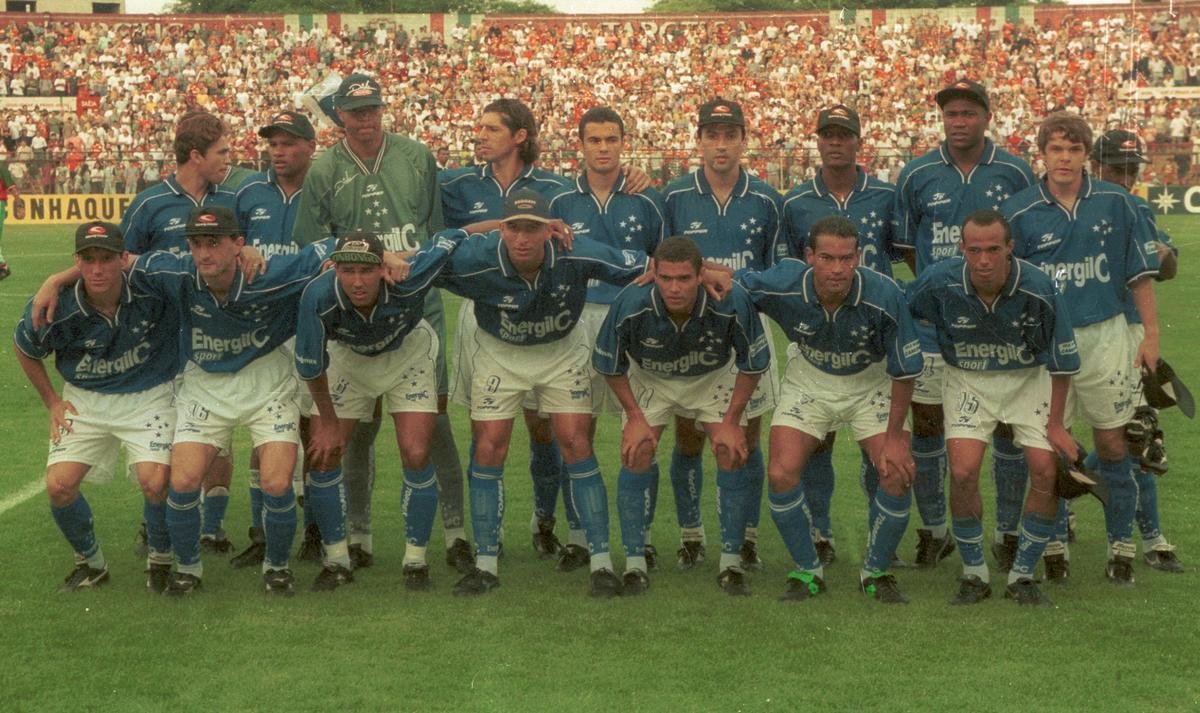 O ex-volante Valdir, tambm conhecido como Toddynho, esteve no elenco do Cruzeiro de 1998 que foi campeo mineiro e vice da Copa do Brasil, Copa Mercosul e Campeonato Brasileiro. Na imagem,  o primeiro em p da direita para a esquerda.