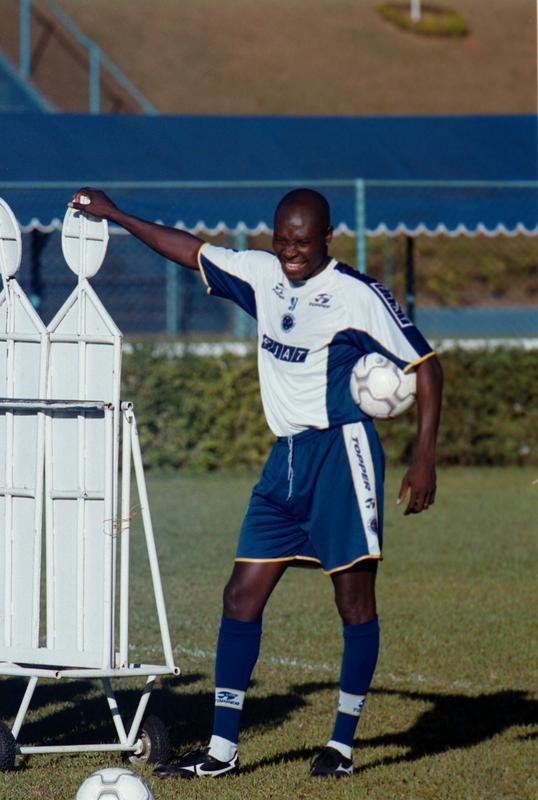 Fotos da passagem do jogador Rincn pelo Cruzeiro, em 2001.  Ele faleceu aos 55 anos nesta quarta-feira (13/4/2022), aps sofrer acidente automobilstico em Cali, na Colmbia, no dia 11.