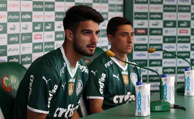 Os jogadores José Manuel López (esq.) e Miguel Merentiel (dir.) sendo apresentados como as mais novas contrações do Palmeiras, na Academia de Futebol do clube