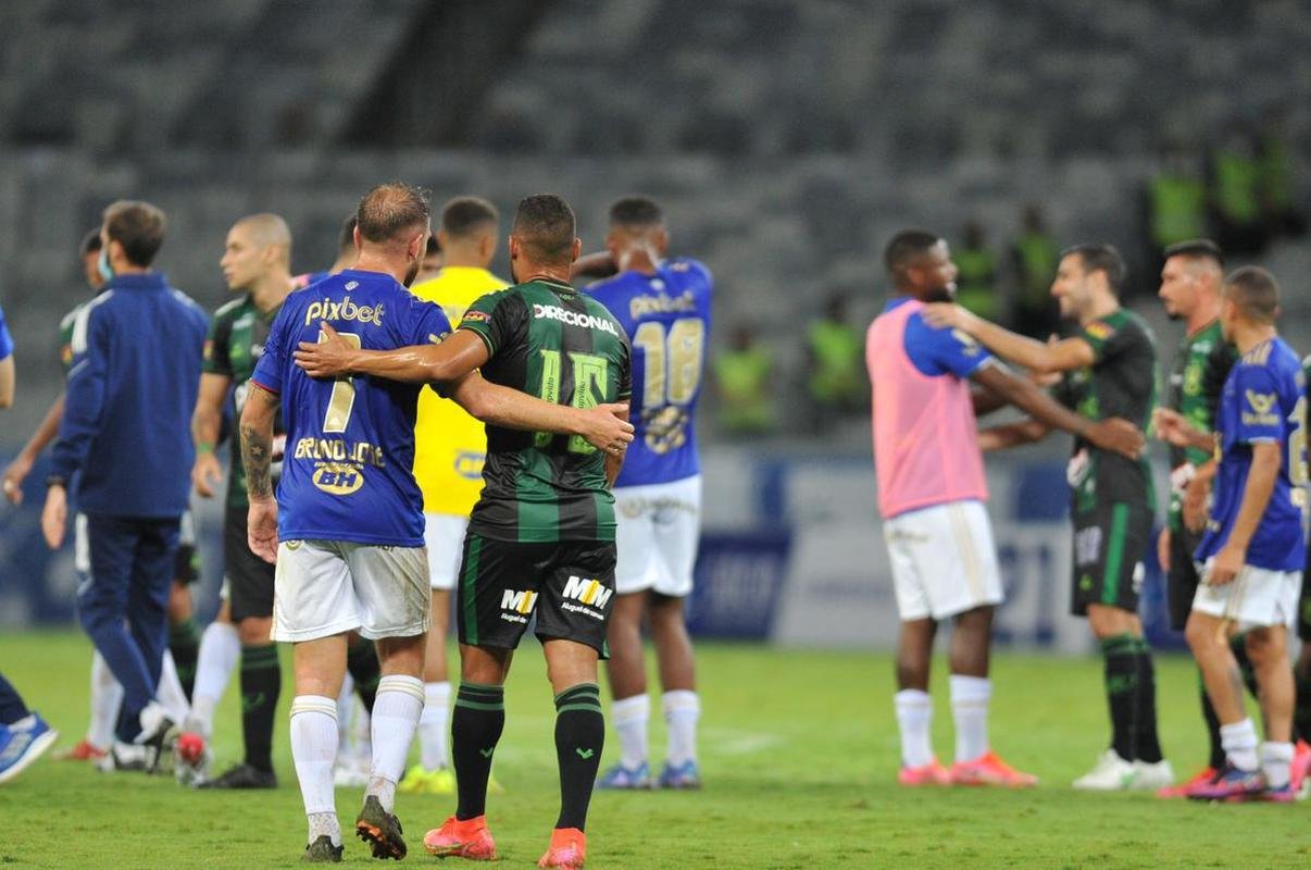 Cruzeiro voltou melhor no segundo tempo, mas n�o conseguiu furar a defesa do Am�rica, que venceu o cl�ssico por 2 a 0