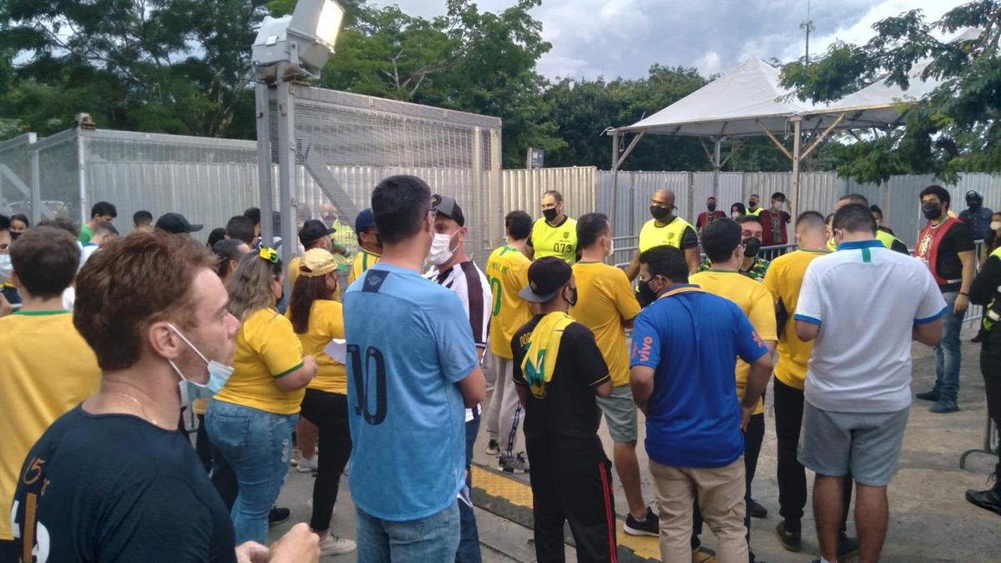 Torcedores no entorno do Mineiro, em BH, antes do jogo entre Brasil e Paraguai pelas Eliminatrias da Copa do Mundo do Catar