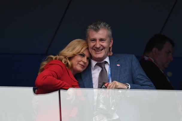 Presidente croata Kolinda Grabar-Kitarovic ao lado do ex-atacante Davor Suker, hoje presidente da Federação Croata de Futebol