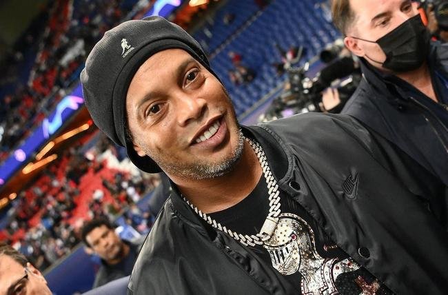 Ronaldinho Gacho foi recebido com festa pela torcida do PSG no Parc des Princes