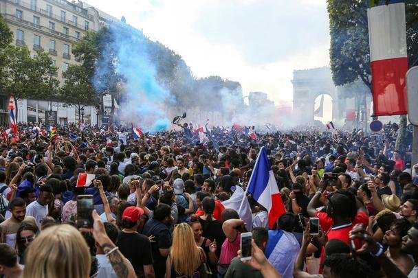 Torcedores franceses tomaram principais pontos turísticos e avenidas de Paris para celebrar o bi mundial