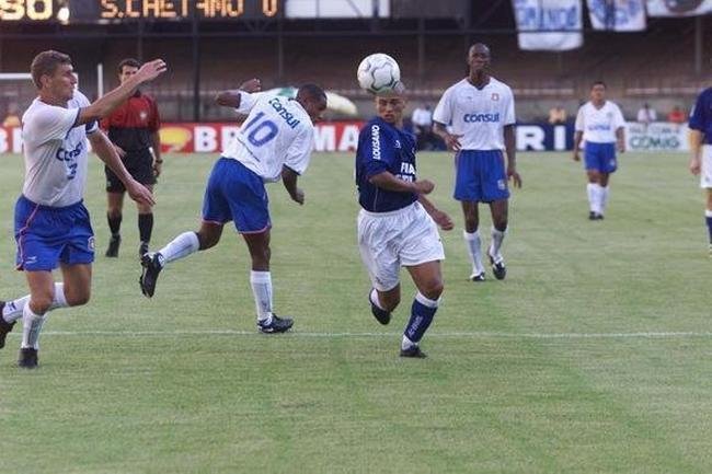 Na estreia do Brasileiro 2003, Alex marcou um gol de placa sobre o So Caetano, de cobertura, depois de passar pela marcao de dois zagueiros