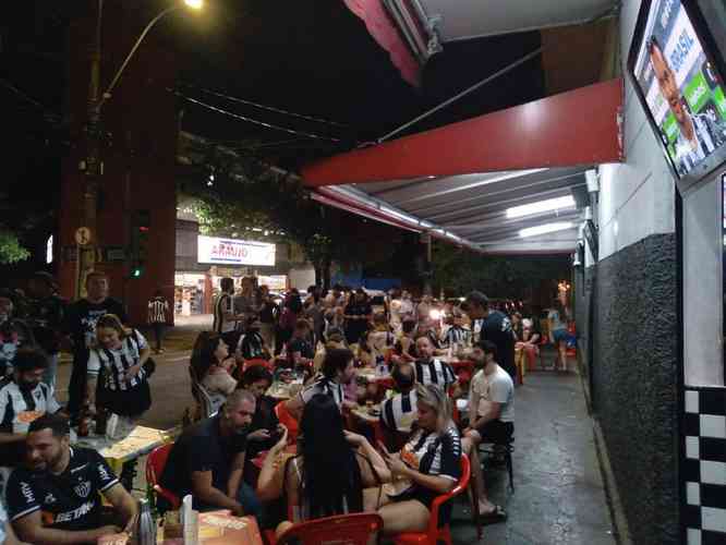 Torcedores do Galo comemoram classificação à final da Copa do Brasil no Bar do Salomão, tradicional reduto atleticano de Belo Horizonte