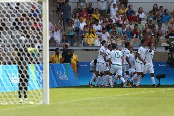 Portugal e Arglia empataram por 1 a 1 no Mineiro. Resultado fez os lusitanos avanarem s quartas de final em primeiro. Honduras passou em segundo. Surpreendentemente, Argentina est eliminada dos Jogos do Rio j na primeira fase do futebol masculino 