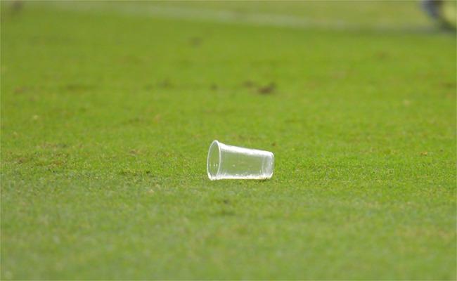 Copo arremessado no gramado do Independncia em Cruzeiro x Atltico