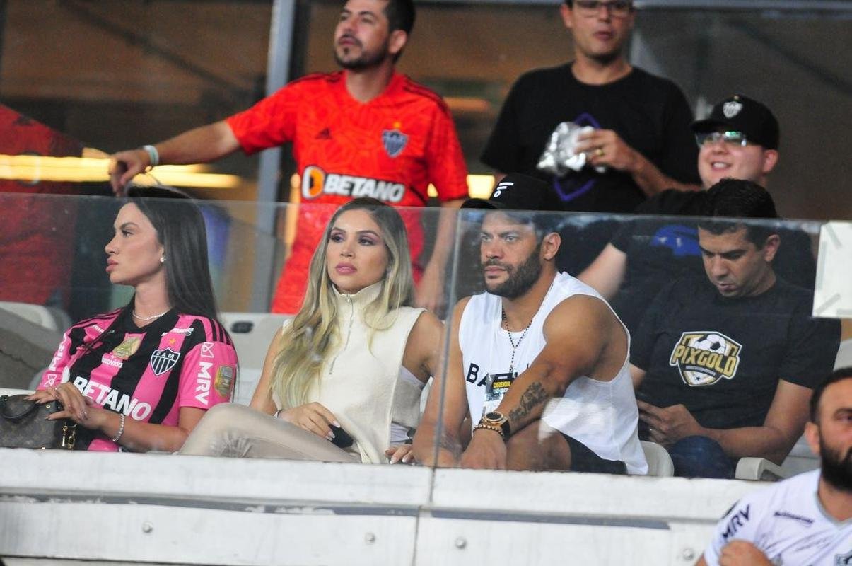 Lesionado na panturrilha, atacante Hulk compareceu ao jogo com a esposa Camila ngela e a filha Zaya