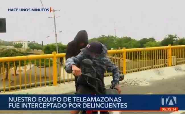 Dois homens em uma moto tentaram assaltar uma equipe de TV que estava ao vivo, em Guayaquil