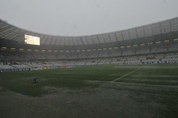 Chuva forte, com granizo, causou transtornos neste domingo  tarde no Mineiro antes do clssico entre Cruzeiro e Amrica pelo Campeonato Mineiro. Do lado de fora, o forte vento derrubou divisrias que separam acessos ao estdio, perto das catracas. J o gramado ficou bastante alagado por muito tempo.