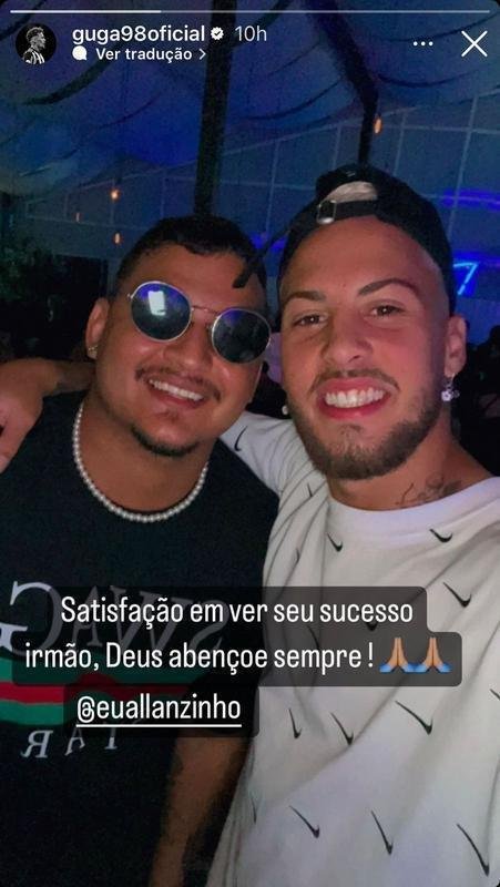 No comeo das frias, Guga publicou uma foto em um evento, ao lado de um amigo.