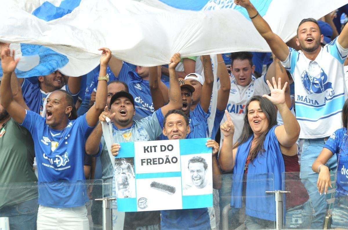 Fotos da torcida do Cruzeiro no primeiro clssico da final do Mineiro, contra o Atltico, no Mineiro