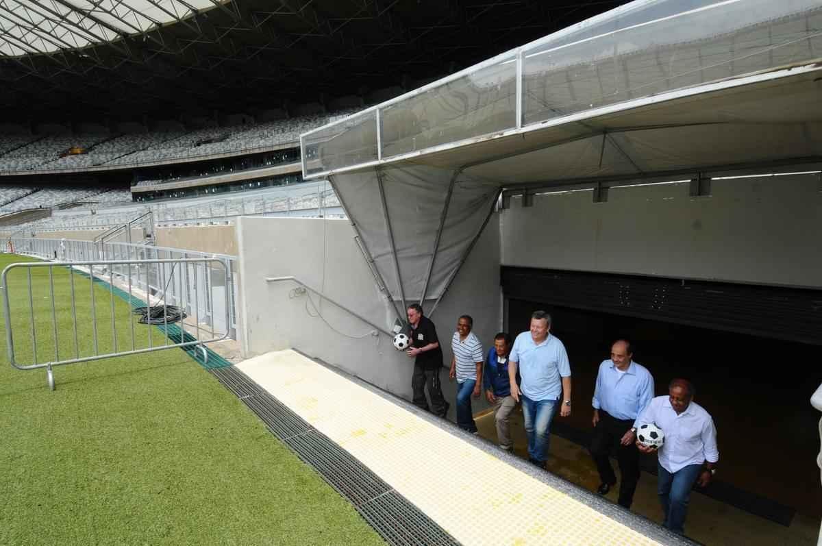 Neco, Raul, Procpio, Dirceu Lopes, Evaldo e Natal na visita ao Mineiro promovida pelo Superesportes
