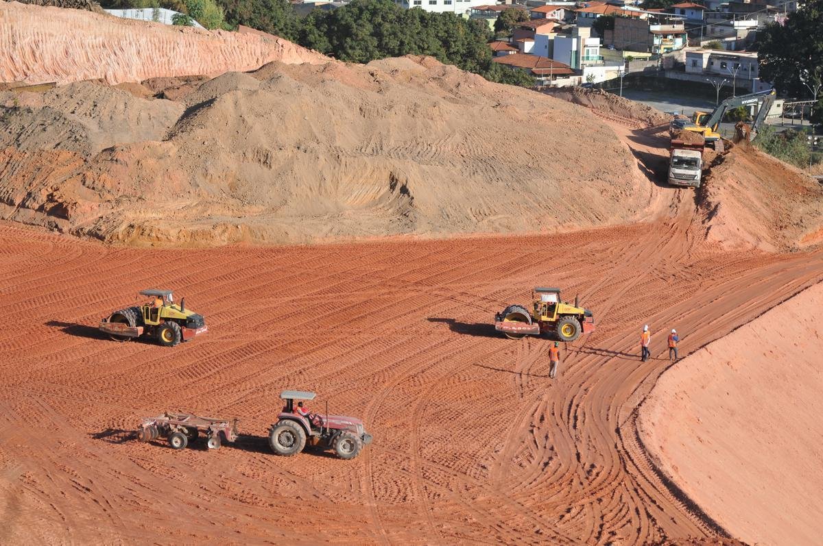 08/07/2020 - Novas fotos da obra de construo da Arena MRV, do Atltico, no bairro Califrnia, em Belo Horizonte. Tratores trabalham a todo vapor no local em etapa de terraplanagem. (Alexandre Guzanshe/EM/D. A Press)