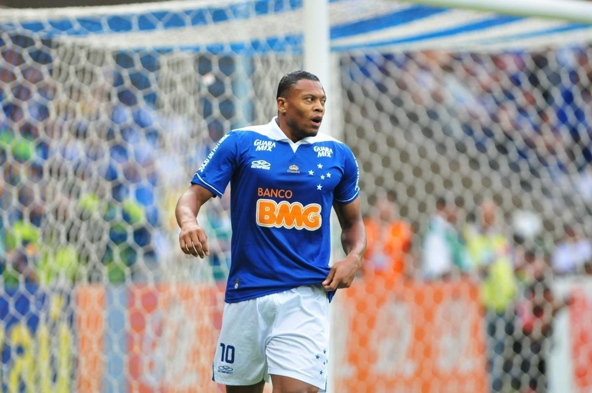 Jlio Baptista (meia) - chegou ao Cruzeiro em julho de 2013, depois de se desligar do Mlaga, da Espanha. Estreou em 21 de agosto, na vitria por 2 a 1 sobre o Flamengo, pelo jogo de ida das oitavas de final da Copa do Brasil. Nessa ocasio, substituiu o atacante Willian. Em dois anos e meio na Toca II, o meia marcou 17 gols em 62 jogos e integrou o grupo bicampeo brasileiro, em 2013 e 2014.