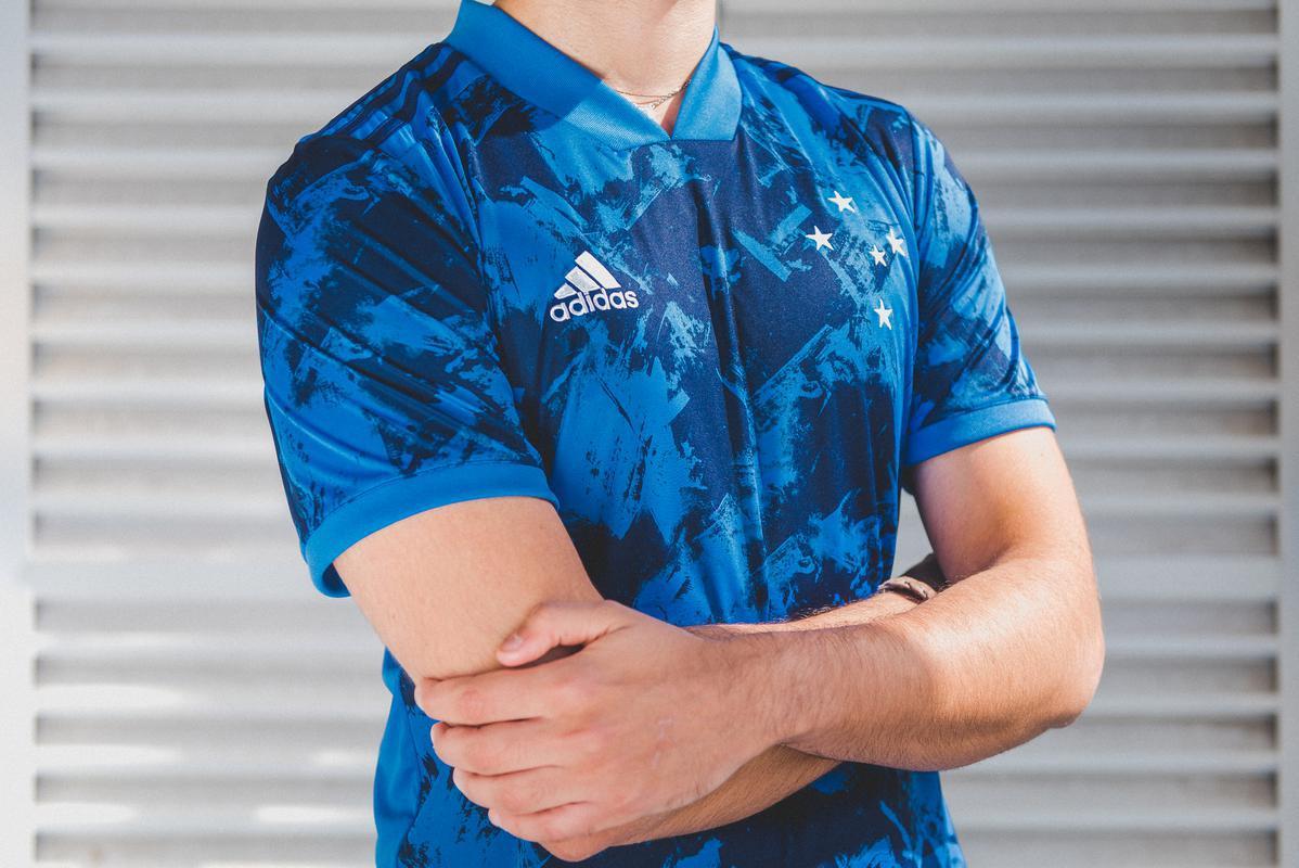 Fotos da nova camisa 3 do Cruzeiro, produzida pela Adidas
