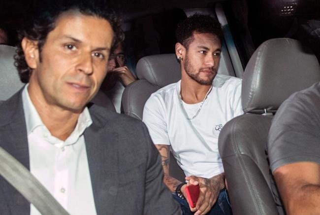 Neymar chegou ao Hospital Mater Dei, na Regi�o Centro-Sul de Belo Horizonte, na noite desta sexta-feira