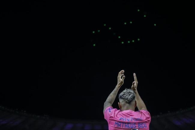 Em baile no c�u, drones levaram torcedores do Cruzeiro ao del�rio no Mineir�o depois do jogo com o Ituano. Em sobrevoo, foram formadas frases e palavras felicitando o clube pelo t�tulo e pela volta � S�rie A