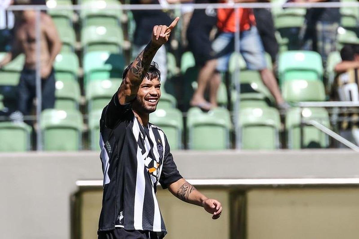 Revelado pelo Atltico em 2013, Carlos permaneceu no clube at 2018, quando foi para o Rio Ave, de Portugal