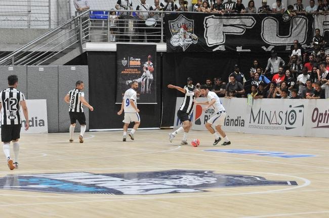 Jogo festivo e solid�rio reuniu craques do futsal mineiro em BH