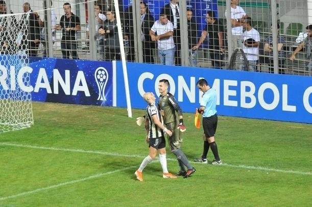 Depois de vitria do Atltico por 1 a 0 no tempo normal, Victor pegou trs pnaltis do Unin La Calera e levou o time alvinegro s oitavas de final da Sul-Americana
